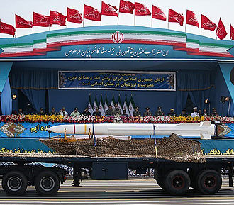 Irańska rakieta balistyczna dalekiego zasięgu Bavar-373 na defiladzie w Teheranie. (Źródło: Wikipedia)