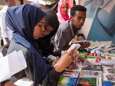 Mieszkacy miast odwiedzaj Midzynarodowe Targi Ksiki w Hargeisa, 21 lipca 2018. Mustafa Saeed/AFP/Getty Images