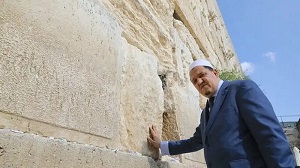 Imam Hassen Chalghoumi przy cianie Zachodniej w Jerozolimie.