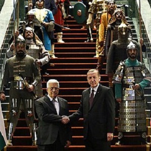 Prezydent Erdogan z „prezydentem” Abbasem w prezydenckim pałacu Erdogana (Źródło zdjęcia: Wikipedia)