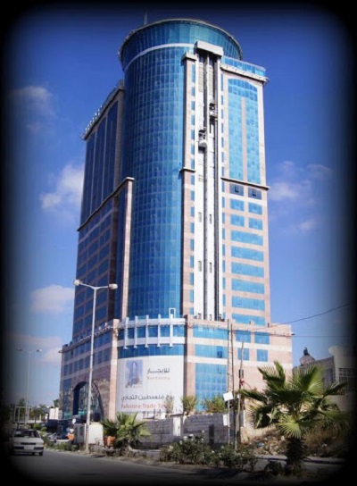 Plaza Hotel w Ramallah. Z górnych piter dobrze wida ndz w jakiej yj mieszkacy Palestyny.