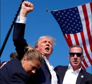 Republikaski kandydat na prezydenta, Donald Trump, w chwil po próbie zamachu na jego ycie 13 lipca 2024 r. Zdjcie: Evan Vucci, ródo: Wikipedia: https://en.wikipedia.org/w/index.php?curid=77350262)