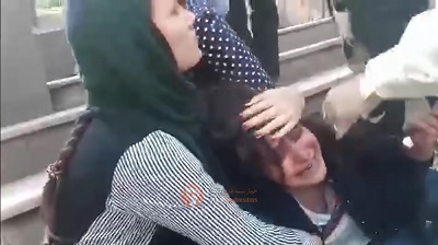 Na zdjciu: Kobieta (po prawej) pobita przez „policje moralnoci” w Iranie za nie noszenie hidabu, ley na ziemi, obejmowana przez inna kobiet. (Zrzut z ekranu z WhiteWednesdays wideo Masih Alinejad/YouTube)