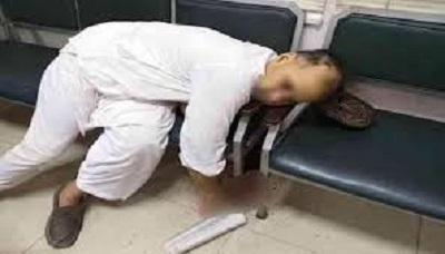 29 lipca amerykański obywatel, Tahir Naseem, został zamordowany na pakistańskiej sali sądowej podczas procesu o bluźnierstwo, oskarżony, między innymi, o „uwłaczanie Koranowi i Prorokowi Mahometowi”. Morderca, 15-letni Faisal Khan, dla wielu Pakistańczyków jest bohaterem. Radykałowie już poprzednio grozili zamordowaniem adwokatów i osób, które publicznie bronią ludzi oskarżonych o bluźnierstwo. Dwóch ludzi, broniących Asię Bibi, kiedy była w więzieniu, ministra ds. mniejszości  Szahbaza Bhattiego i gubernatora Pundżabu, Salmana Taseera, zamordowano w 2011 roku. (Na zdjęciu: Tahir Nassem w chwilę po zamachu, źródło Wiki.)