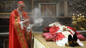Benedykt XVI (z prawej) 2 stycznia 2023r.