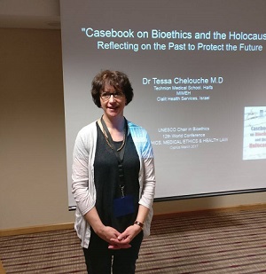 Dr. Tessa Chelouche, Wicedyrektor Instytutu Maimonidesa Bada Medycyny, Etyki i Holocaustu na dwunastej konferencji UNESCO powiconej bioetyce, etyce w medycynie i ochronie zdrowia w 2017 roku. (ródo Instytut Maimonidesa).