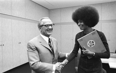 Angela Davis, (pupilka Moskwy) na zdj�ciu z 1972 roku z &nbsp;Erichem Honeckerem, &oacute;wczesnym w�adc� Niemieckiej Republiki Demokratycznej. (�r&oacute;d�o zdj�cia: &nbsp;Bundesarchiv)&nbsp;&nbsp;