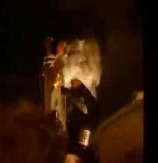 Przekazy historyczne nie podają, czy kukła miała Matkę Boską w klapie, czy nie, a jeśli nie, to  po czym poznawano, że to właściwa kukła?<br />Zrzut z ekranu z filmu na youtube.