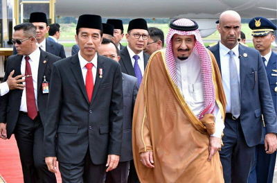 Prezydent Indonezji Joko Widodo (na pierwszym planie po lewej) spotyka króla Arabii Saudyjskiej Salmana (na pierwszym planie po prawej) na lotnisku Halim Perdanakusuma w Indonezji. (Zdjcie: Indonesian Presidential Palace)