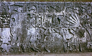 Rzeba w Meksyku pokazujca ofiar z ludzi przez dekapitacj. Po lewej stronie kapan trzyma odcit gow ofiary (po prawej stronie), z której tryska fontanna krwi w postaci wy. (ródo: Wikipedia.)