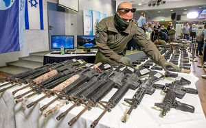 Broń skonfiskowana arabskim handlarzom bronią w Tel Awiwie w listopadzie 2021.  (Źródło: Times of Israel, Yossi Aloni/Flash90)