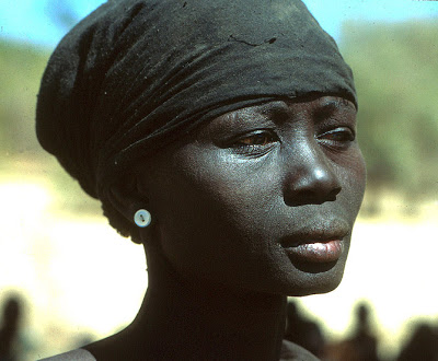 Zdjęcie uwolnionej z niewoli kobiety z Sudanu. (Źródło: http://2164th.blogspot.com/2007/02/slavery-persists-in-saudi-arabia-slaves.html )