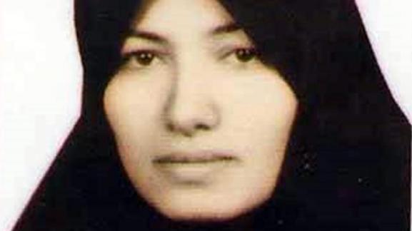 (Źródło: http://www.theaustralian.com.au/news/world/iran-backs-down-on-stoning-execution-of-woman/story-e6frg6so-1225889656545 )