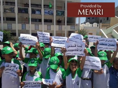 Dzieci na obozie Hamasu w Gazie trzymaj napisy: “Jerozolimo, nadchodzimy” (Facebook.com gazacampnorth2017), 17 lipca 2017. 