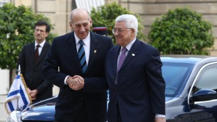 Były premier Ehud Olmert spotyka się z prezydentem Autonomii Palestyńskiej, Mahmoudem Abbasem w Paryżu w 2008 r. (Thaer Ganaim/Flash90)