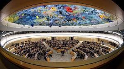 Rada Praw Człowieka ONZ, kompletnie zdegenerowana instytucja, w której przedstawiciele krajów najbardziej łamiących prawa człowieka mają strzec tych praw, więc zajmują się głównie wskazywaniem palcem na Izrael. (Zdjęcie: Wikipedia.)   