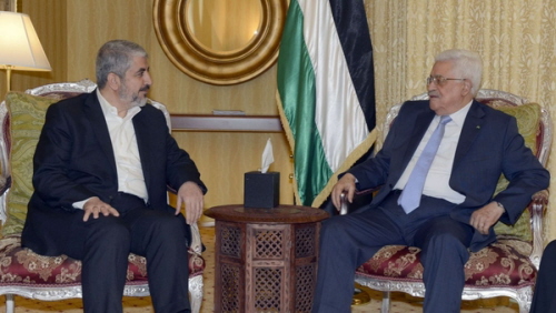 Najlepsi “przyjaciele”? Mahmoud Abbas (po prawej) spotyka si z szefem biura politycznego Hamasu Chaledem Maszaalem w Katarze, 20 lipca 2014. (Zdjcie: Handout from the Palestinian Authority President's Office/Thaer Ghanem).