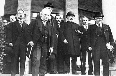 Spotkanie w San Remo. Od lewej: Matsui, Lloyd George, Curzon, Berthelot, Millerand, Scialoja, Nitti (ródo: https://en.wikipedia.org/wiki/San_Remo_conference)