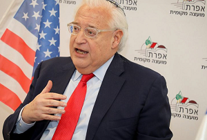 Ambasador USA w Izraelu David Friedman przemawia podczas wizyty w Efrat w Gusz Ecijon, 20 lutego 2020 r. Zdjcie: Gershon Elinson/Flash90.