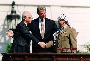 PREMIER Icchak Rabin podaje rk prezesowi PLO Jaserowi Arafatowi pod okiem prezydenta USA Billa Clintona w Biaym Domu podczas podpisywania Deklaracji zasad Oslo I, 13 wrzenia 1993 r. (zdjcie: GARY HERSHORN /Wikipedia)