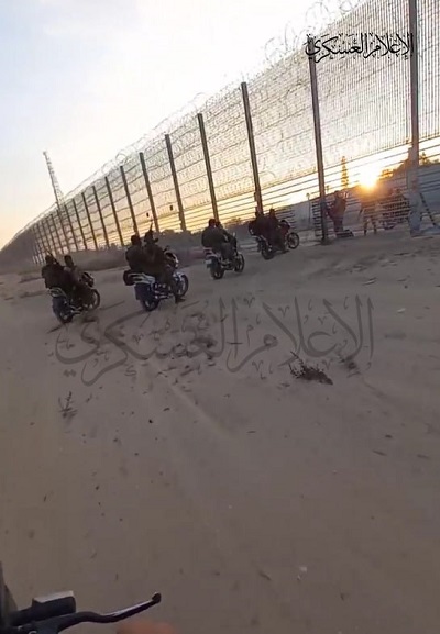 Zdjęcie ze stron arabskich terrorystów wjeżdżających do Izraela przez wyłom w płocie granicznym.