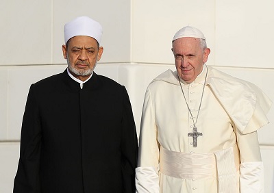 Zachód i jego religijni przywódcy powinni przestać odczuwać skruchę i spojrzeć na rzeczywistość. Od papieża Franciszka, głowy ponad miliarda katolików, wymagałoby to wykorzystania dialogu z islamem dla podjęcia rękawicy i zażądania od jego przywódców, takich jak Wielki Imam Al Azharu, Ahmed Al-Tayeb, by przestali prześladować chrześcijan. Zdjęcie: Papież i Al-Tayeb w Abu Dhabi, Zjednoczone Emiraty Arabskie, 4 lutego 2019. (Francois Nel/Getty Images)