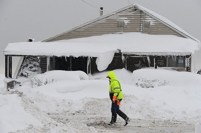 Jack Stanton sprawdza swój pokryty lodem dom po uderzeniu fal z jeziora Erie w Hamburgu w stanie Nowy Jork.