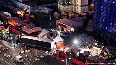 Na zdjciu: Ciarówka (której polski kierowca ukasz Urban, zosta wczeniej zamordowany), w miejscu terrorystycznego zamachu na jarmark boonarodzeniowy 19 grudnia 2016 roku w Berlinie w Niemczech.