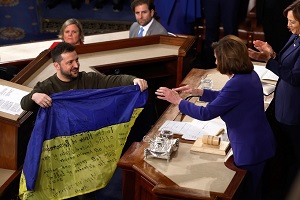 Z okazji  przemówienia w Kongresie Prezydent Woodymyr Zeenski wrczy przewodniczcej Izby Nancy Pelosi flag podpisan przez onierzy ukraiskich.