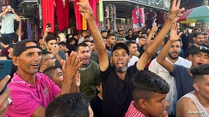 30 lipca tysiące Palestyńczyków w rządzonej przez Hamas Strefie Gazy wyszło na ulice, by zaprotestować przeciwko trudnym warunkom życia oraz brakowi prądu i gazu. Kilku demonstrantów zostało rannych, niektórzy krytycznie, kiedy funkcjonariusze bezpieczeństwa Hamasu zaatakowali ich kopniakami, pięściami, nożami, pałkami i żelaznymi prętami. Te same międzynarodowe media, które obsesyjnie donosiły o izraelskich operacjach antyterrorystycznych na Zachodnim Brzegu, całkowicie zignorowały brutalne rozprawienie się z pokojowymi demonstrantami przez Hamas. Na zdjęciu: Początek pokojowej demonstracji w Gazie. (Źródło: Palestyńskie media społecznościowe.)