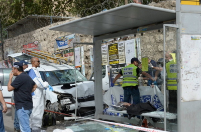 Palestyński terrorysta wjechał samochodem w przystanek autobusowy, a potem wysiadł i rąbał tasakiem tych, którzy przeżyli. (Zdjęcie: Amos Ben Gershom/GPO/Israel Sun)