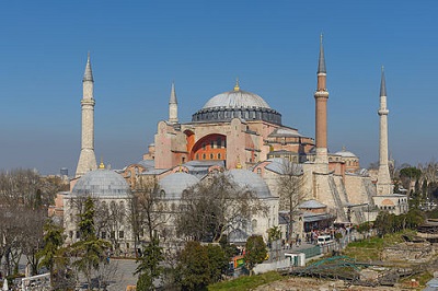 Miejsce na tegoroczne tureckie obchody rocznicy zdobycia Konstantynopola w 1453 roku nie zostao dobrane przypadkowo: bya nim olniewajca budowla katedry Hagia Sophia (na zdjciu), zbudowana w szóstym wieku w Bizantyjskim Imperium jako punkt centralny jego stolicy. Prezydent Recep Tayyip Erdoğan osobicie upamitni to zdobycie islamsk modlitw w Hagia Sophia, która jest uznana przez UNESCO za miejsce dziedzictwa wiatowego. (Zdjcie z Wikipedii)