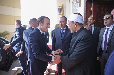 Francuski prezydent Emmanuel Macron spotka si z Wielkim Imamem egipskiego Uniwersytetu Al-Azhar, Ahmedem Al-Tayebem, i powiedzia, e wszyscy francuscy imamowie powinni by szkoleni w religijnej instytucji Al-Azhar. Prezydent Francji prawdopodobnie poprosi o ten rodzaj szkolenia bez ustalenie, czy sam Al-Azhar jest radykaln organizacj, czy umiarkowan. Na zdjciu: Macron (po lewej) skada wizyt Tayebowi na Uniwersytecie Al-Azhar w Kairze, 29 stycznia 2019 roku. (Zdjcie: „Egipt Independent”)