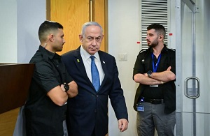 Premier Benjamin Netanjahu przed wejciem na sal sdow w Tel Awiwie, 16 grudnia 2024. (zdjcie: YOSSI ZELIGER/FLASH90)