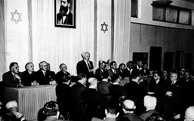 Na tym zdjęciu z 14 maja 1948 roku widać ministrów nowego państwa Izraela w muzeum sztuki w Tel Awiwie przy ceremonii tworzenia nowego państwa podczas przemówienia premiera Ben Guriona, deklarującego niepodległość. (AP Photo)