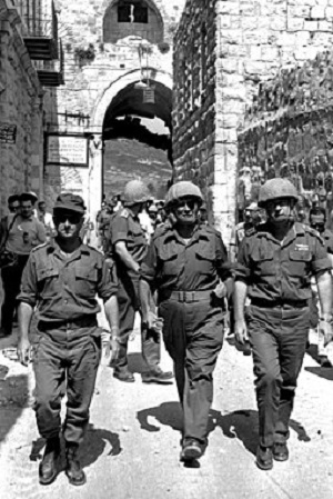Od lewej generał Uzi Narkiss, minister obrony Moshe Dayan i szef sztabu generał Icchak Rabin na Starym Mieście w Jerozolimie (Źródło: Wikipedia)