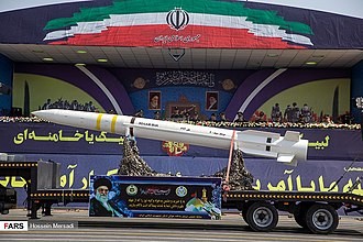 Niebezpieczeństwo polega na tym, że irańscy mułłowie mogą uważać bombę atomową za symbol statusu, wykorzystując słabość Bidena jako okazję do upokorzenia „Wielkiego Szatana”. Na zdjęciu irańska rakieta dalekiego zasięgu Bavar-373 na defiladzie w Teheranie. (Źródło obrazu: Wikipedia)