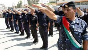 Palestyscy policjanci oddajcy nazistowski salut.
