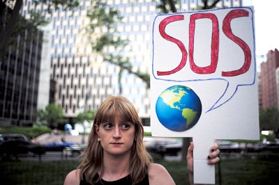 Kobieta protestująca przeciw decyzji prezydenta Trumpa o wycofaniu się z porozumień paryskich w sprawie zmian klimatycznych .AFP/Getty Images