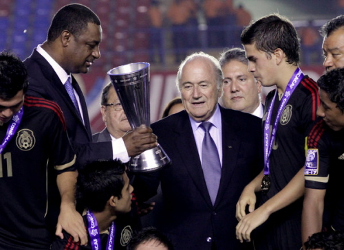 Jeffrey Webb, z lewej, przewodniczcy  Concacaf, z przewodniczcym FIFA, Seppem Blatterem, w 2013. Zdjcie Arnulfo Franco/Associated Press