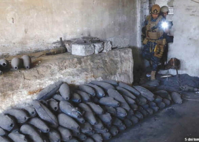 Czonek irackiej policji federalnej przeprowadza inspekcj fabryki uywanej przez Pastwo Islamskie do produkcji kul modzierzowych w zachodnim Mosulu. (zdjcie: REUTERS)