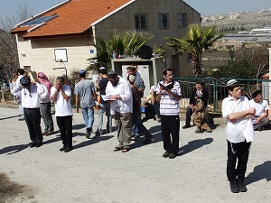 Izraelscy osadnicy w osiedlu Ofra w Judei i Samarii, podczas wita Purim. (ródo zdjcia: Wikipedia) 