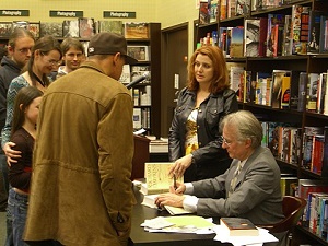 Dawkins podczas podpisywania książek w księgarni Barnes & Noble na dolnym Manhattanie, 14 marca 2008 (Źródło zdjęcia: Wikipedia)