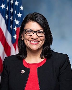 Kongresmenka Rashida Tlaib (D-MI) przemawia za ustaw „No Muslim Ban” podczas konferencji prasowej na Kapitolu Stanów Zjednoczonych w Waszyngtonie, 26 stycznia 2023 r. ródo: Wikipedia.