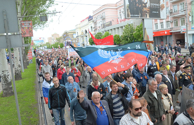 Doniecka Republika Ludowa uznana przez Rosj 21 lutego 2022r. Zdjcie z 2014, mieszkacy Doniecka z flag nowej republiki. ródo: Wikipedia.)