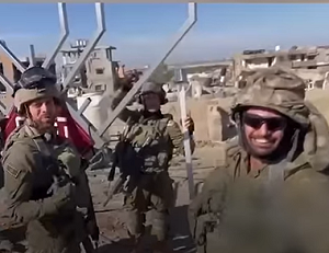 onierze zbieraj si w pierwszy dzie Chanuki w Gazie. (Zrzut z ekranu wideo.)
