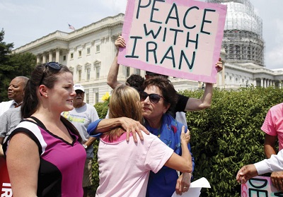 Jan Schakowsky (czonkini Kongresu, D-IL) obejmuje przedstawicielk Code Pink na imprezie w Capitol Hill w Waszyngtonie, gdzie aktywistki wrczyy petycj poparcia dla umowy nuklearnej z Iranem w lipcu 2015 r. (zdjcie: YURI GRIPAS / REUTERS)
