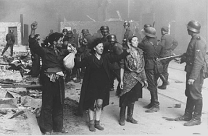 Fotografia z Raportu Stroopa. Oryginalny niemiecki podpis: „Ci bandyci stawiali zbrojny opór” (Źródło zdjęcia: Wikipedia)