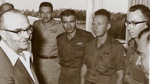 Izraelski premier Levi Eshkol i mody Icchak Rabin