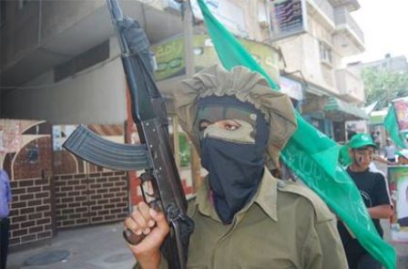 Zamaskowane dziecko uzbrojone w karabin (Facebook.com/Gazacamps2014, 21 czerwca 2014)
